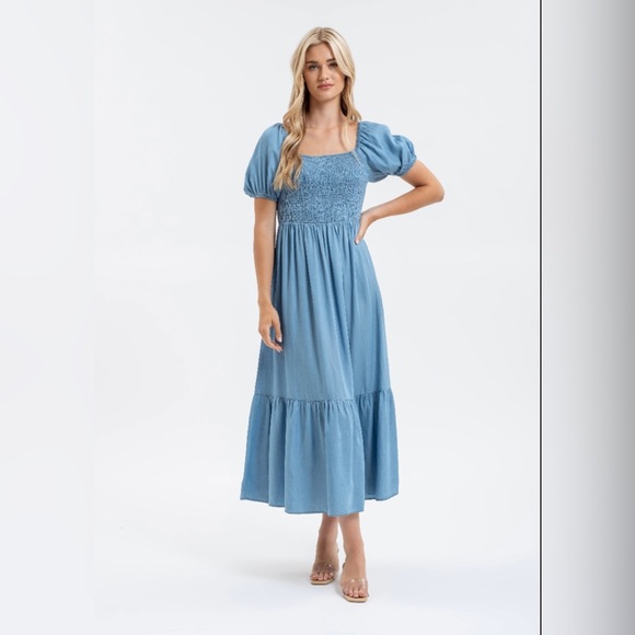 Blu Pepper Dresses & Skirts - Blu Pepper Chambray Smocked Puff Sleeve Midi Dress